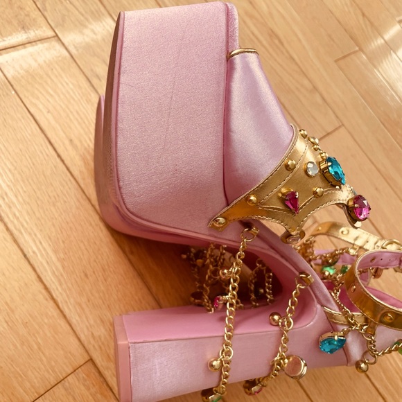 Be a queen! Worn once, crown and jewels platform chunky heel. Size 10. - Picture 5 of 7